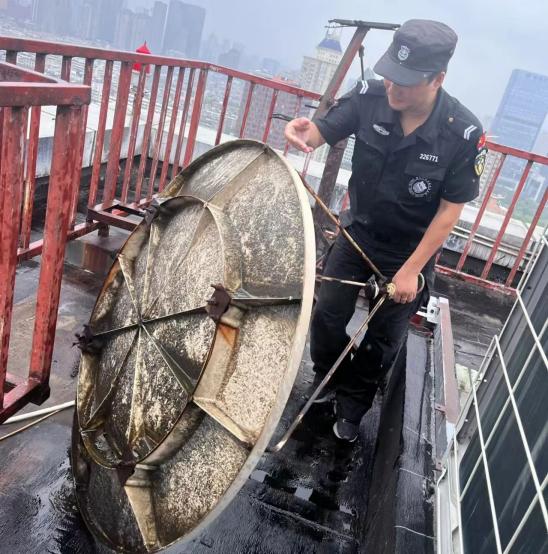 C:/Users/BA/Desktop/風(fēng)雨過后南京保安迅速行動，恢復(fù)安“寧”面貌/11.jpg11
