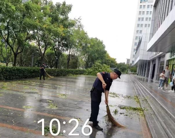 C:/Users/BA/Desktop/風(fēng)雨過后南京保安迅速行動，恢復(fù)安“寧”面貌/5.jpg5